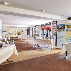 01_hotel-am-badersee-ausstellung-roadshow-atrium_gallery_1800x1000