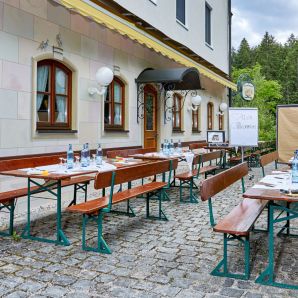 01_hotel-am-badersee-tagen-im-freien-gallery_biergarten_1800x1000