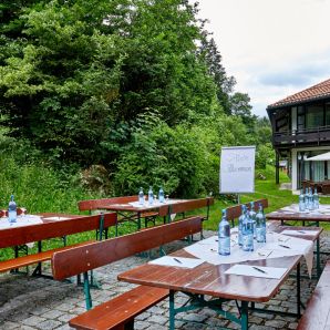 03_hotel-am-badersee-tagen-im-freien-gallery_biergarten_1800x1000