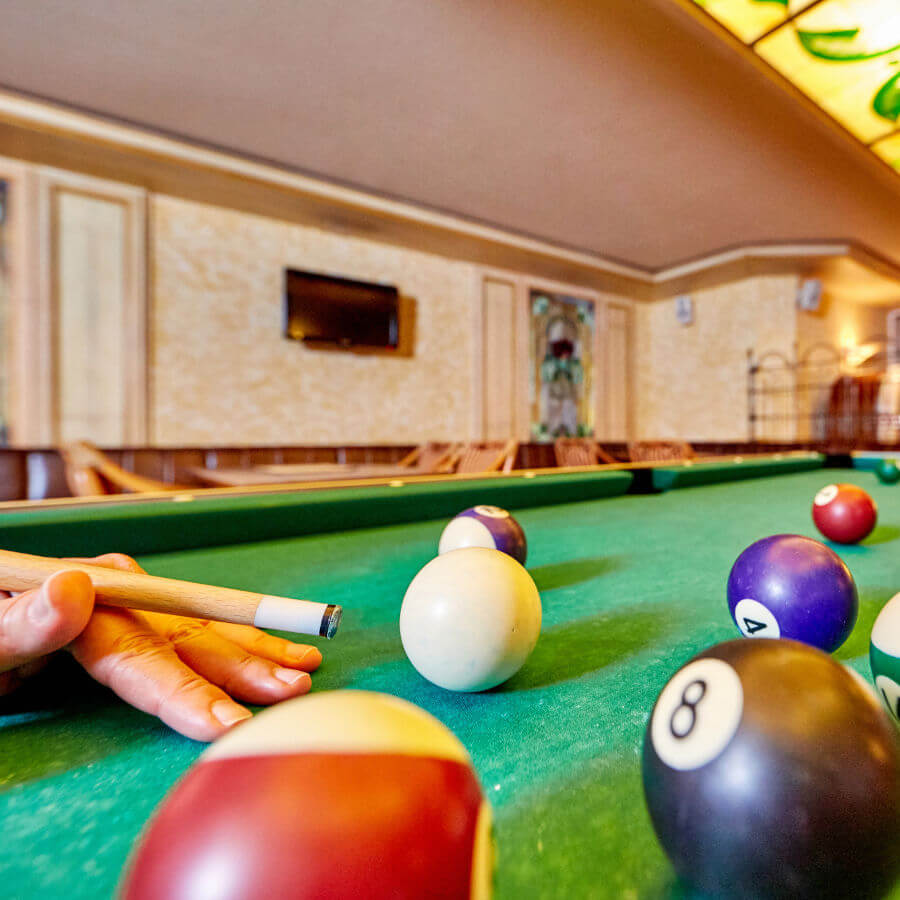 Tiffany Bar: Gamesroom & Bowling